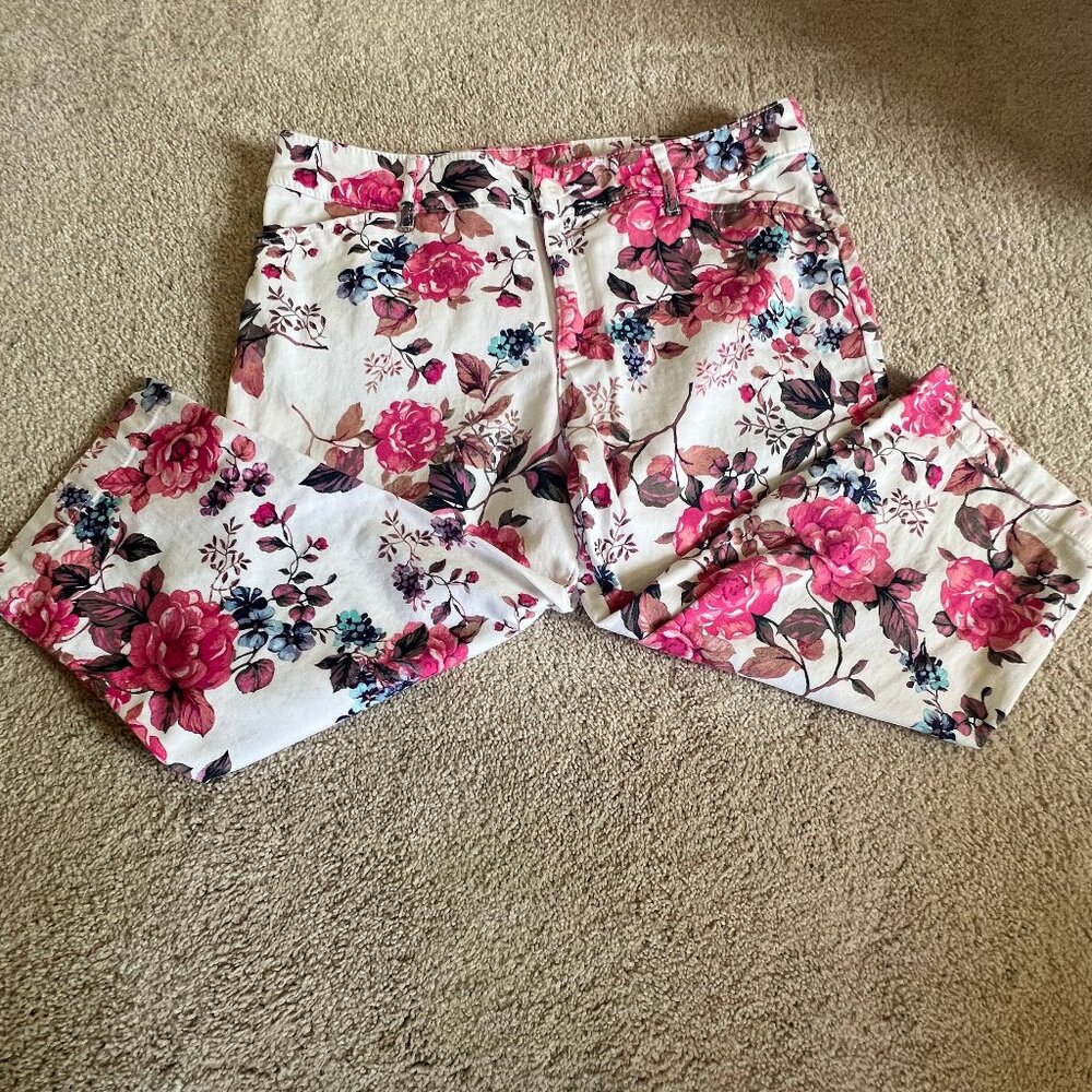 St Johns Bay Women's Floral Capri Pants - Picture 3 of 14